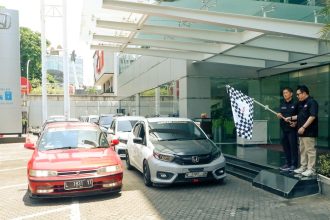 Diikuti ratusan mobil Honda lintas model dan generasi, komunitas berkumpul di Honda Surabaya Center sebelum melakukan city rolling melewati landmark ikonik seperti Monumen Bambu Runcing, Monumen Suro & Boyo, hingga Tugu Pahlawan.