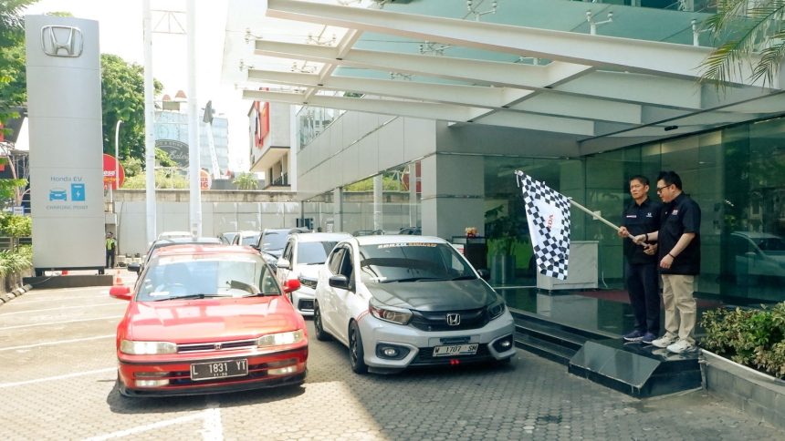 Diikuti ratusan mobil Honda lintas model dan generasi, komunitas berkumpul di Honda Surabaya Center sebelum melakukan city rolling melewati landmark ikonik seperti Monumen Bambu Runcing, Monumen Suro & Boyo, hingga Tugu Pahlawan.