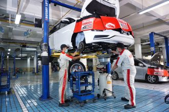 Ilustrasi proses servis berkala pada mobil Toyota AutoFamily yang sedang dikerjakan oleh Mekanik Auto2000 (Dok Auto2000)