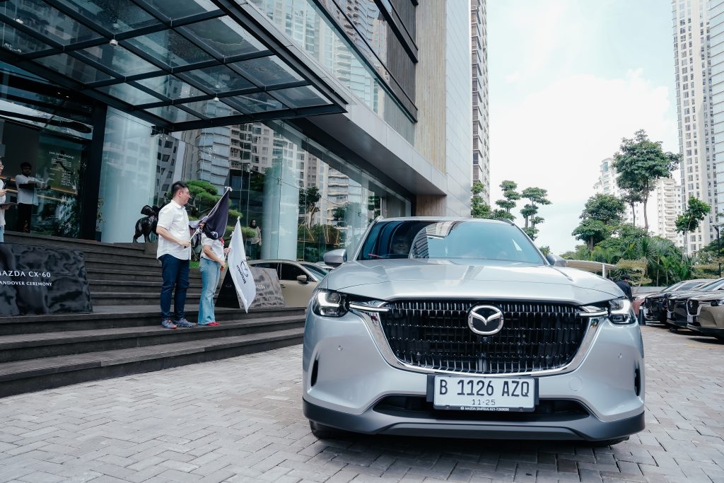 Serah terima unti Mazda CX-60 Sport kepada konsumen pertama di Jakarta (Dok. PT Eurokars Motor Indonesia)
