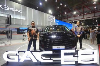 Valdo Prahara, Marcom & PR, GAC Indonesia , bersama Iqbal Taufiqurrahman, Product Planning & Strategy GAC Indonesia, GAC E8