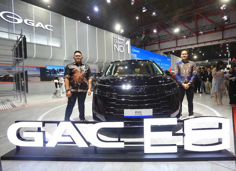 Valdo Prahara, Marcom & PR, GAC Indonesia , bersama Iqbal Taufiqurrahman, Product Planning & Strategy GAC Indonesia, GAC E8