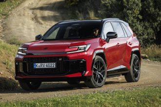 Toyota RAV4 generasi keenam, spesifikasi RAV4 2026, Toyota Arene OS, mobil hybrid terbaik 2026, RAV4 Plug-in Hybrid, fitur Toyota Safety Sense terbaru