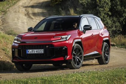 Toyota RAV4 generasi keenam, spesifikasi RAV4 2026, Toyota Arene OS, mobil hybrid terbaik 2026, RAV4 Plug-in Hybrid, fitur Toyota Safety Sense terbaru