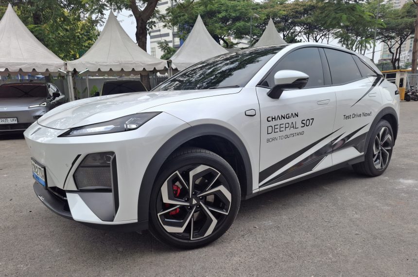 Pengunjung dapat merasakan langsung pengalaman berkendara Deepal SO7 Prime di GIIAS 2026. Foto: Changan