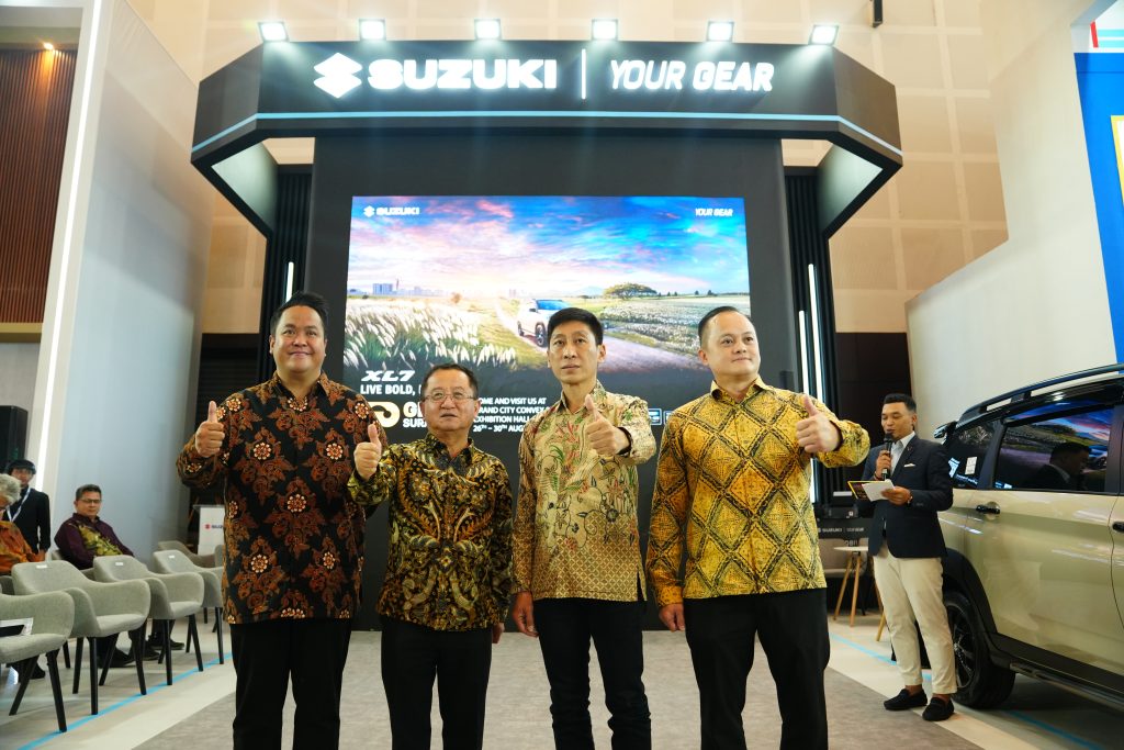 Management Suzuki Indonesia, PT United Motors Centre (UMC), dan PT Buana Indomobil Trada (BIT). Foto: PT Suzuki Indomobil Sales (SIS)
