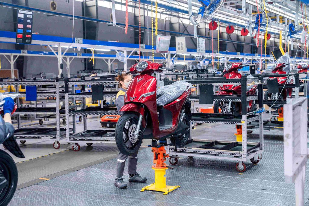 Pabrik utama kendaraan listrik VinFast di Indonesia berlokasi di Subang, Jawa Barat. Fasilitas ini disiapkan untuk merakit mobil dan motor listrik (e-scooter) secara lokal dengan skema Completely Knocked Down (CKD). Foto: Vinfast