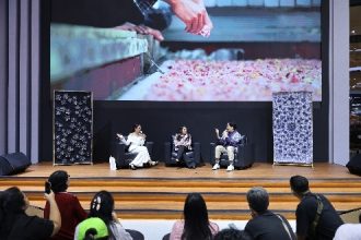 sesi talk show bersama circular fashion designer, Adrie Basuki. Foto: Mazda