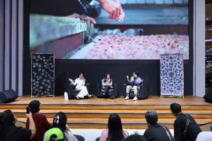 sesi talk show bersama circular fashion designer, Adrie Basuki. Foto: Mazda