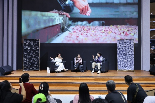 sesi talk show bersama circular fashion designer, Adrie Basuki. Foto: Mazda