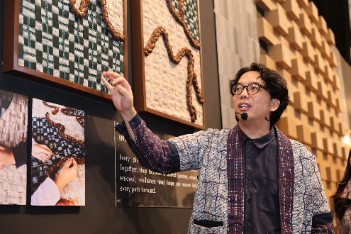 Adrie Basuki menjelaskan proses kreatif di balik lima instalasi seni yang dipamerkan Mazda Indonesia. Foto: Mazda Indonesia