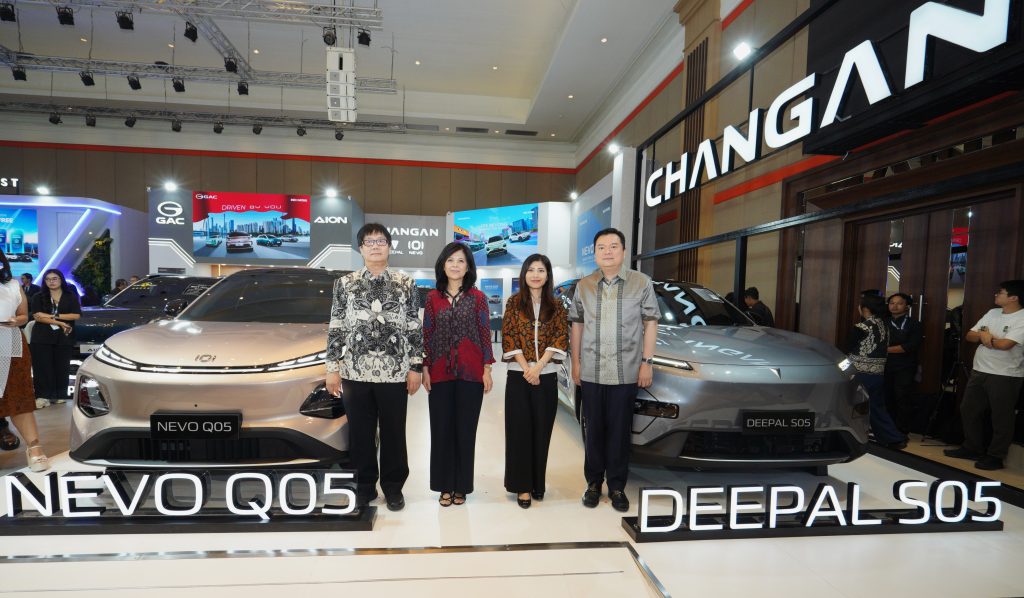 Manajemen Changan Indonesia dan Indomobil Group berfoto bersama Changan Deepal S05 dan Changan Nevo Q05 di pameran GIIAS Bandung 2026