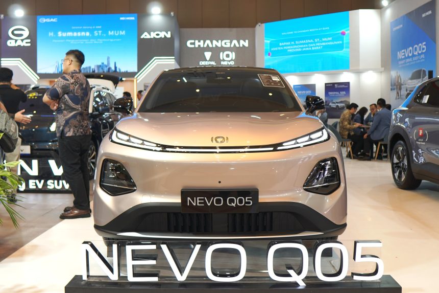 Tampilan depan Changan Nevo Q05 yang dipamerkan dalam ajang GIIAS Bandung 2026.
