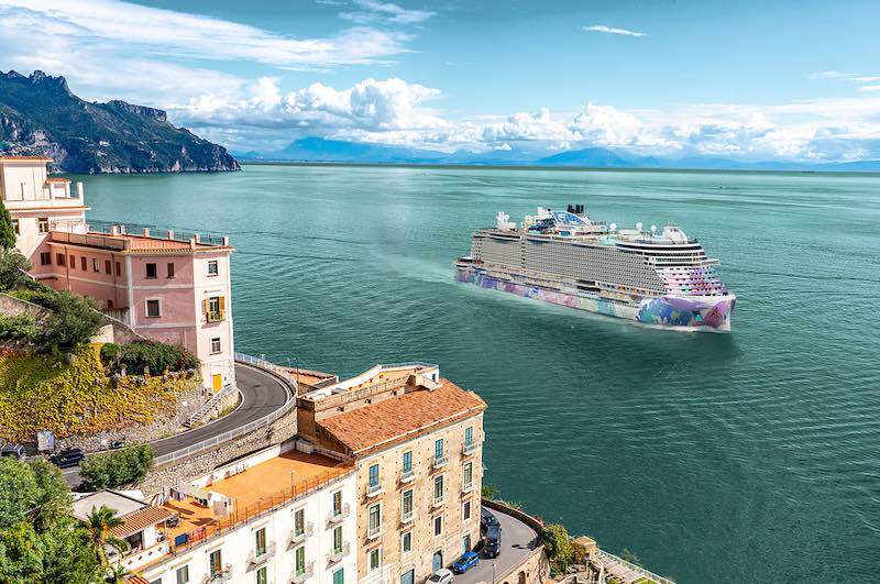 Norwegian Bella, Norwegian Cruise Line, NCL terbaru, kapal pesiar mewah, liburan ke Mediterania, Fincantieri, berita kapal pesiar