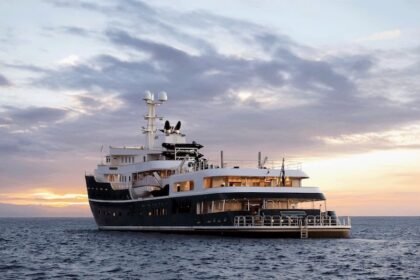 Superyacht Aqua Lares, Hot Lab, kapal ekspedisi mewah, yacht refit, Aqua Expeditions, Viken Group, wisata kapal pesiar mewah